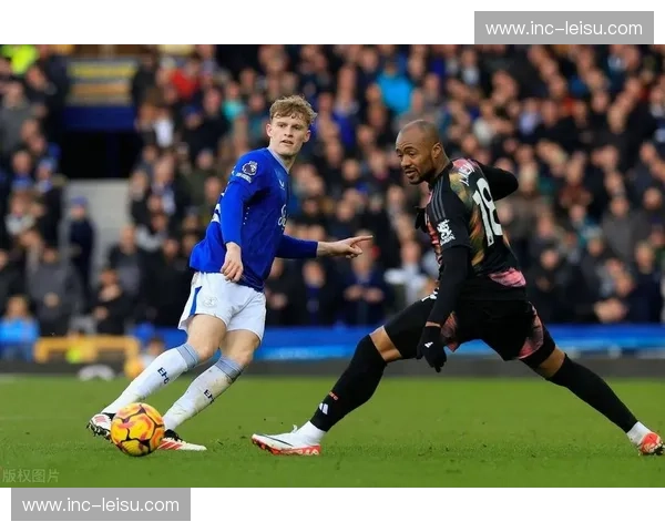 伯恩茅斯主场力克埃弗顿 代理主帅临场变阵五后卫守住胜果